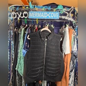 #0383 2X NWOT ATHLETA Black Winter Vest 2 Zip Pckts 26-28"ptp 25.25"Long